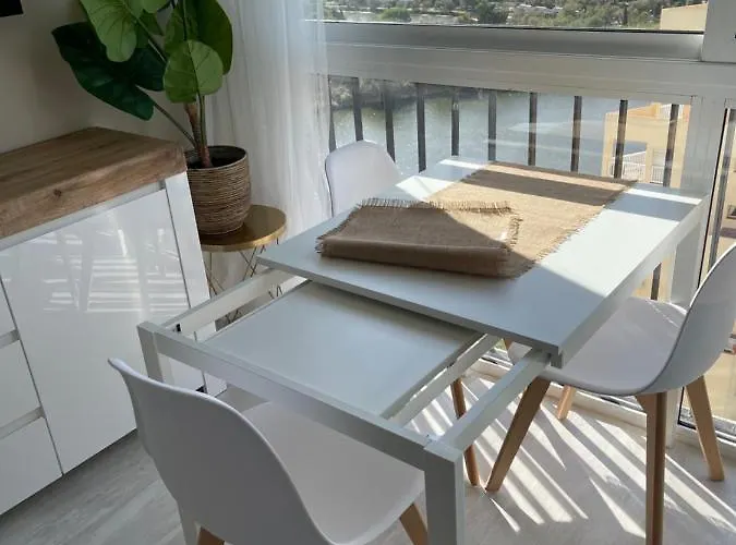 Four Seasons Apartment *